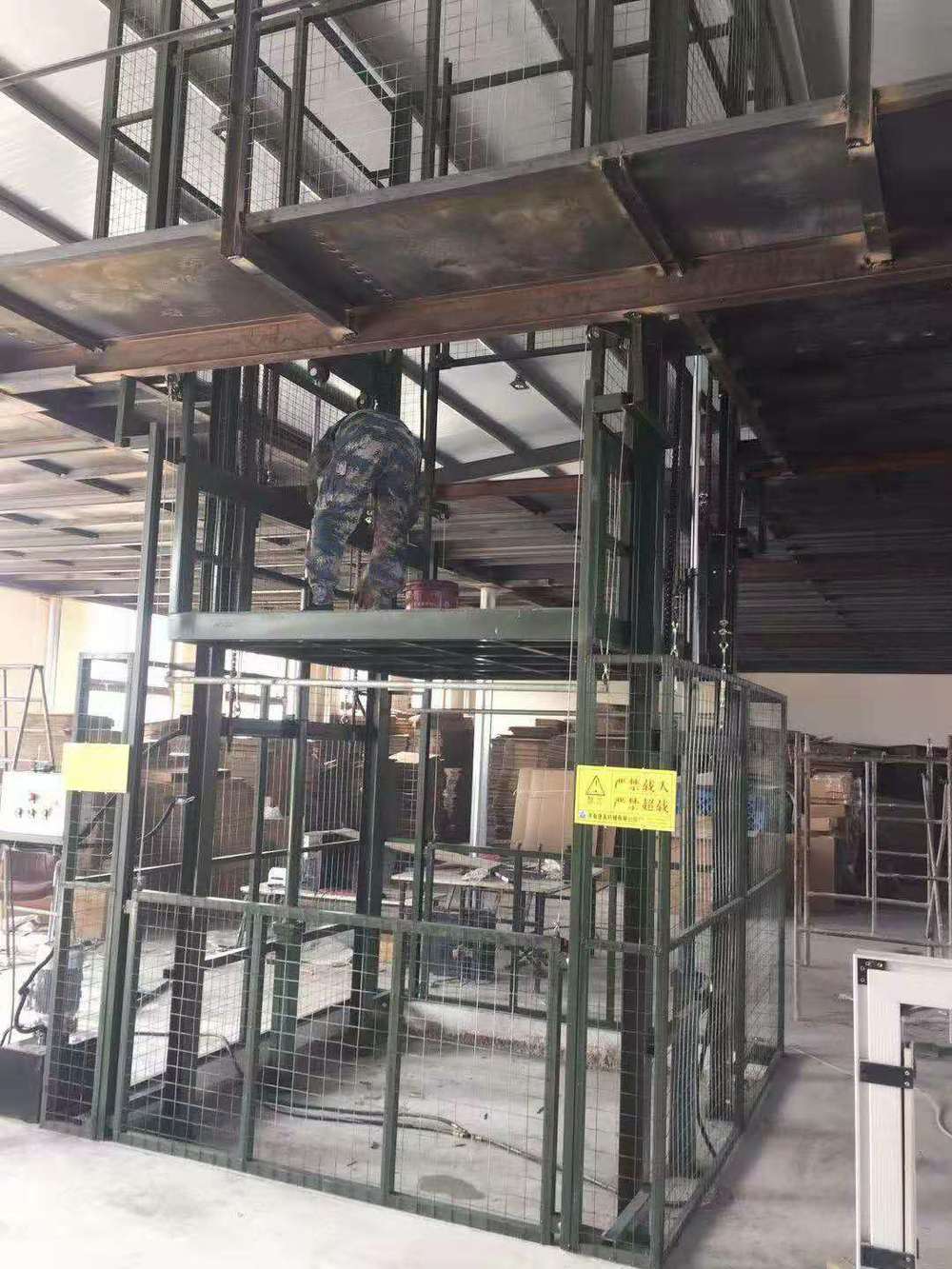 车间2层升降货梯